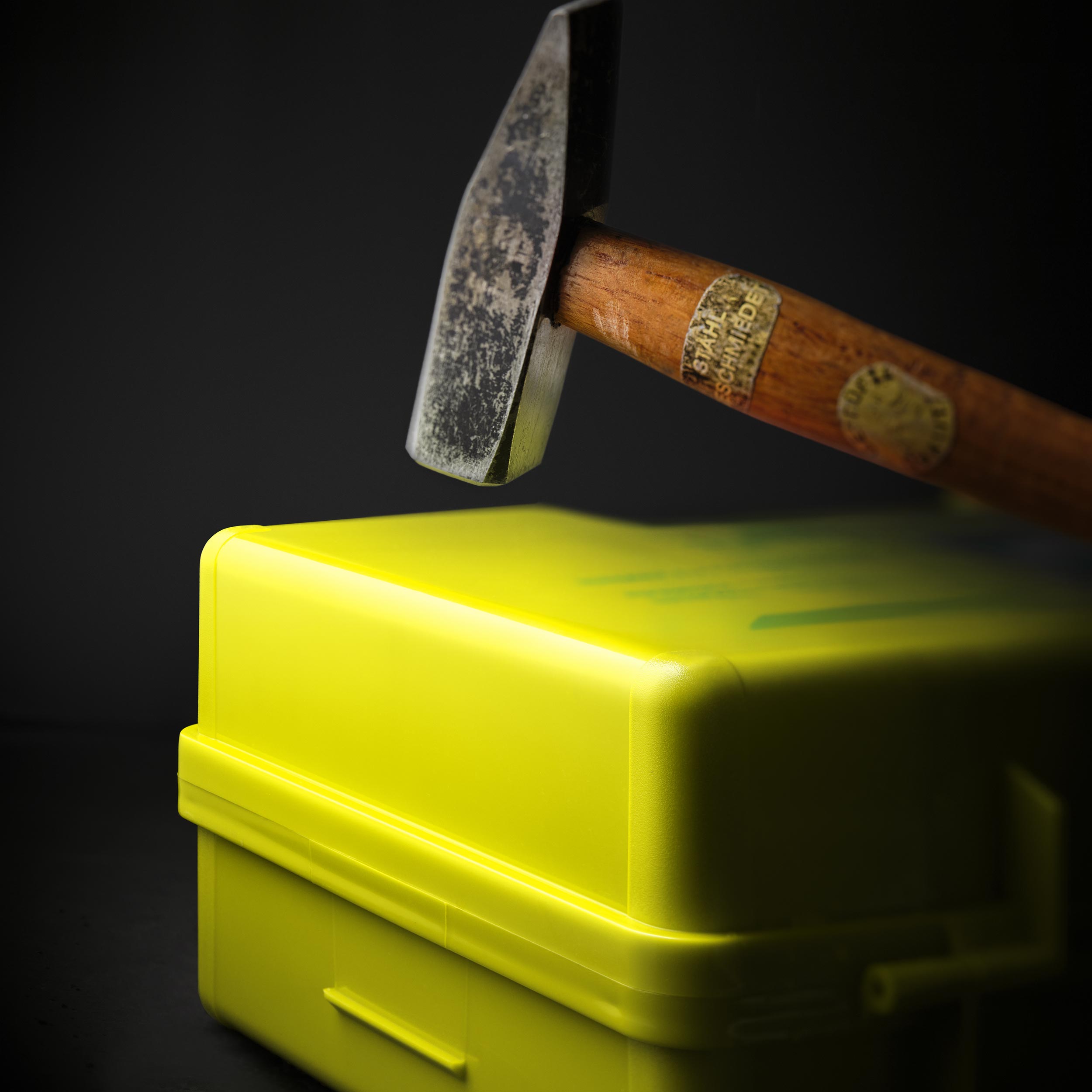 Erste-Hilfe-Koffer DIN 13157 aus ABS-Kunststoff in gelber Ausführung, bei äußerer Krafteinwirkung.