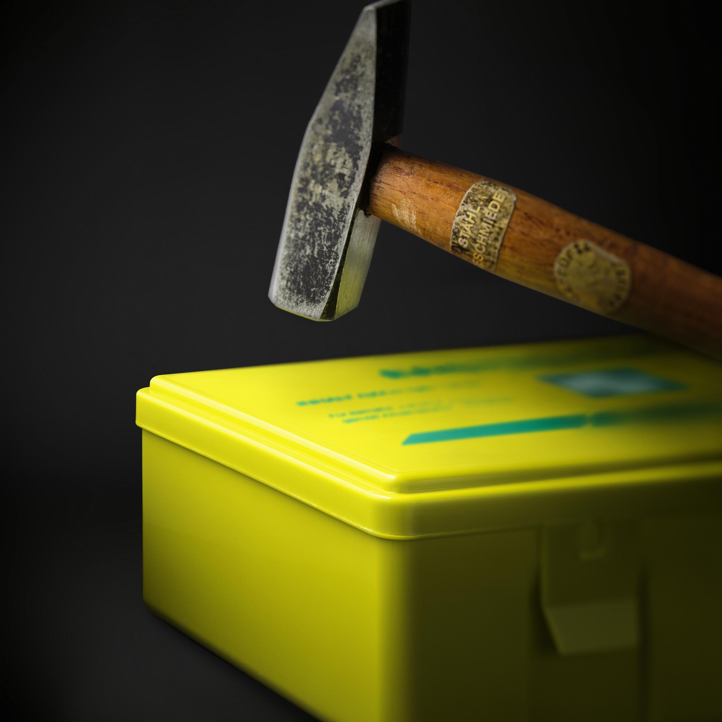 Belastungsdarstellung eines kompakten Erste-Hilfe-Koffers nach DIN 13157 aus ABS-Kunststoff in Gelb.